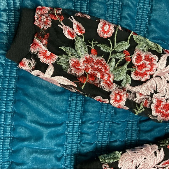 Dolce Cabo Floral Zipper Jacket Black Pink Red Embroidered Size-Medium-Large - Picture 8 of 9